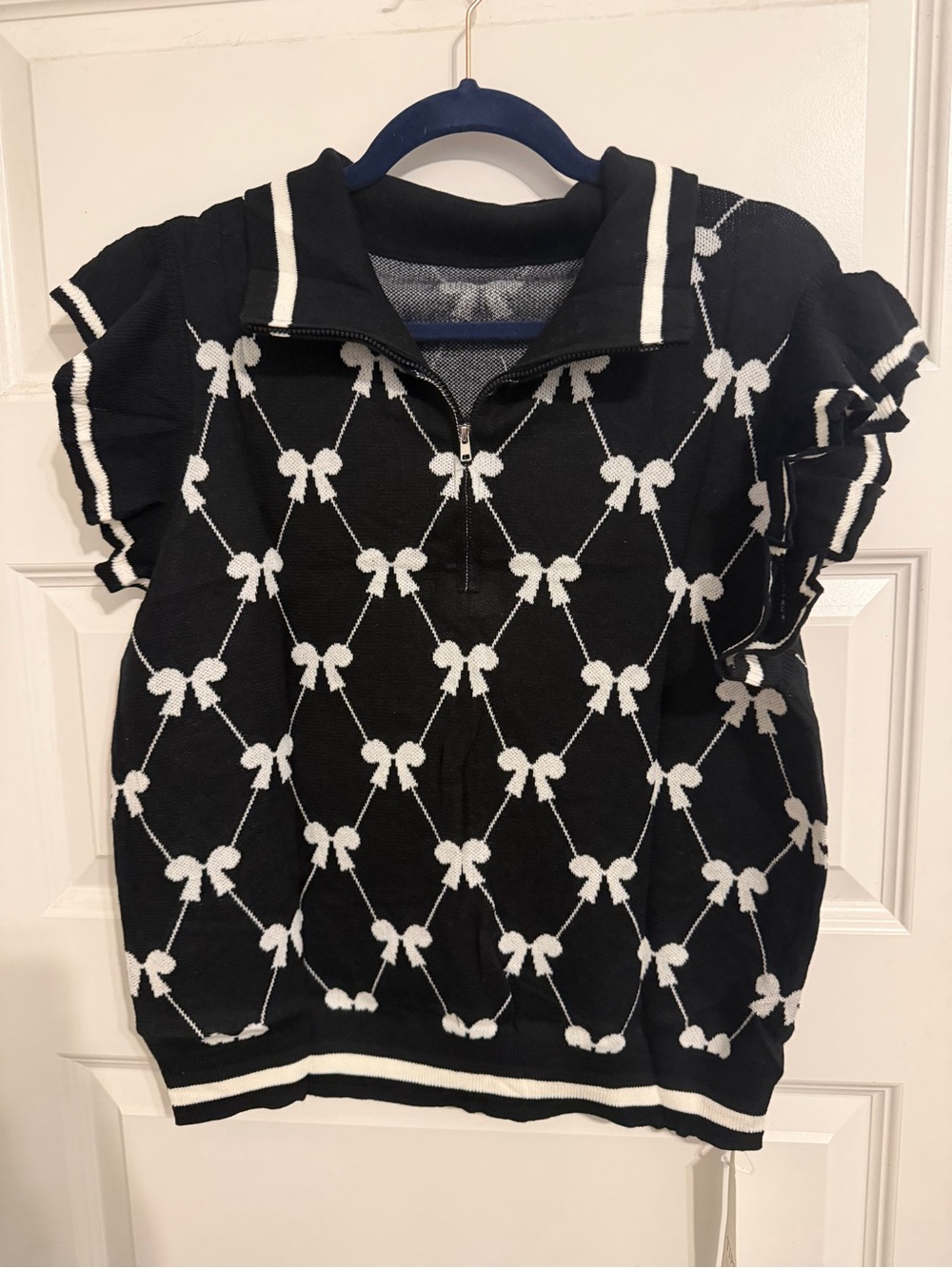 Women’s new Black & White Bow-Pattern sweater